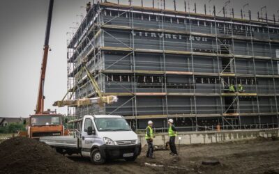 Usługi dźwigiem – transport elementów instalacji na dach budynku, wysokość dachu 13 m.