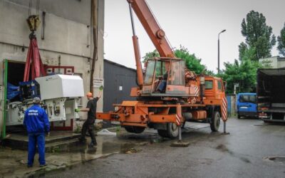 Kraków – Nowa Huta, rozładunek ciężkich maszyn dźwigiem LIAZ AD-14.