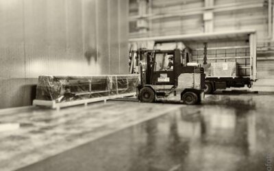 Rozładunek i transport towarów wewnątrz hali