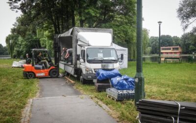 Nowa Huta, rozładunek elementów sceny