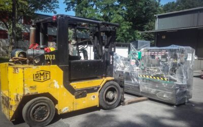 Transport towarów wielkogabarytowych ciężkim wózkiem widłowym