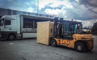 Transport wielkiej skrzyni