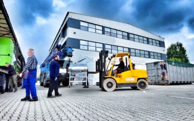 Wózek widłowy, dźwig, rolki transportowe – rozładunek i ustawienie maszyny w hali