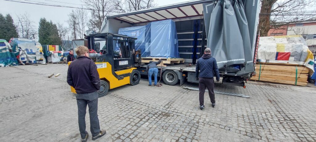 mazur-wozki-widlowe-krakow-rozladunek-transport-ustawianie-nietypowych-maszyn-urzadzen-wynajem-wozkow-widlowych-uslugi-ciezkim-wozkiem-widlowym-