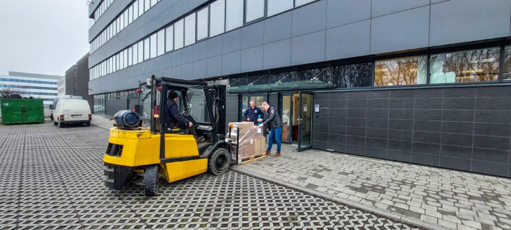 Rozładunek skrzyń i maszyn wózkiem widłowym