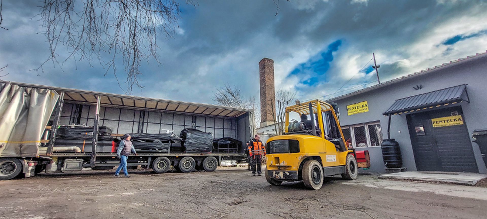 krakow wozek widlowy ciezki ciezkie maszyny urzadzenia ladunki rozladunkii zaladunki ustawianie w halach -1