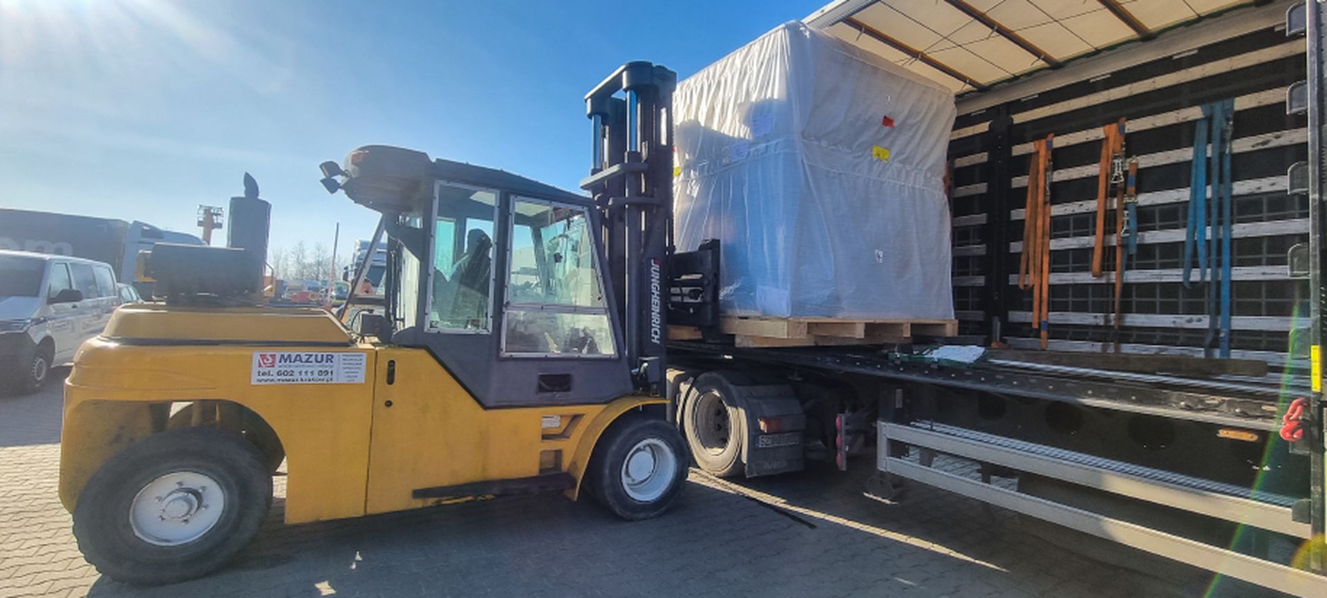 wozki widlowe krakow mazur zaladunek rozladunek wozkiem widlowym ciezkich maszyn urzadzen relokacje relokacja maszyn transport przenoszenie fabryk -1