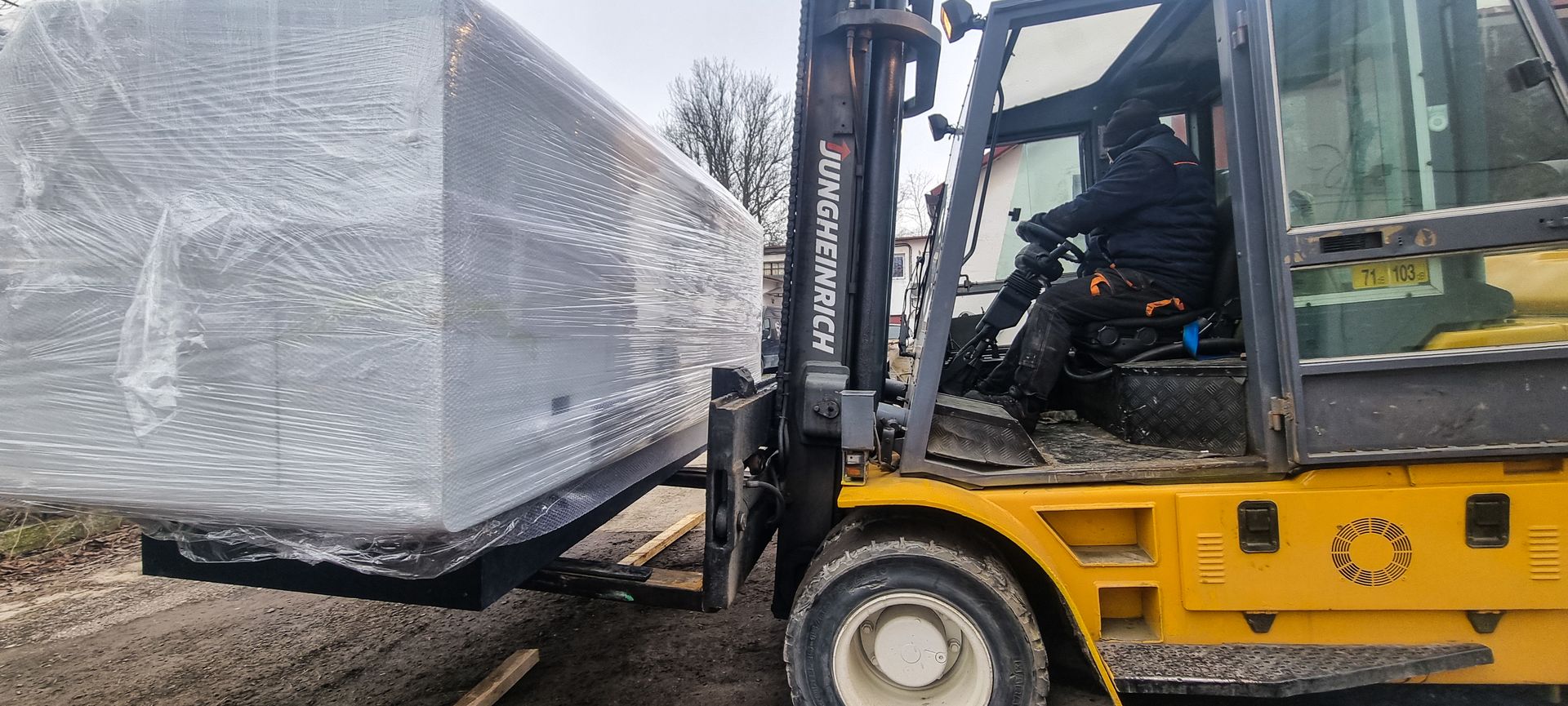 wozki widlowe krakow mazur zaladunek rozladunek wozkiem widlowym ciezkich maszyn urzadzen relokacje relokacja maszyn transport przenoszenie fabryk -3