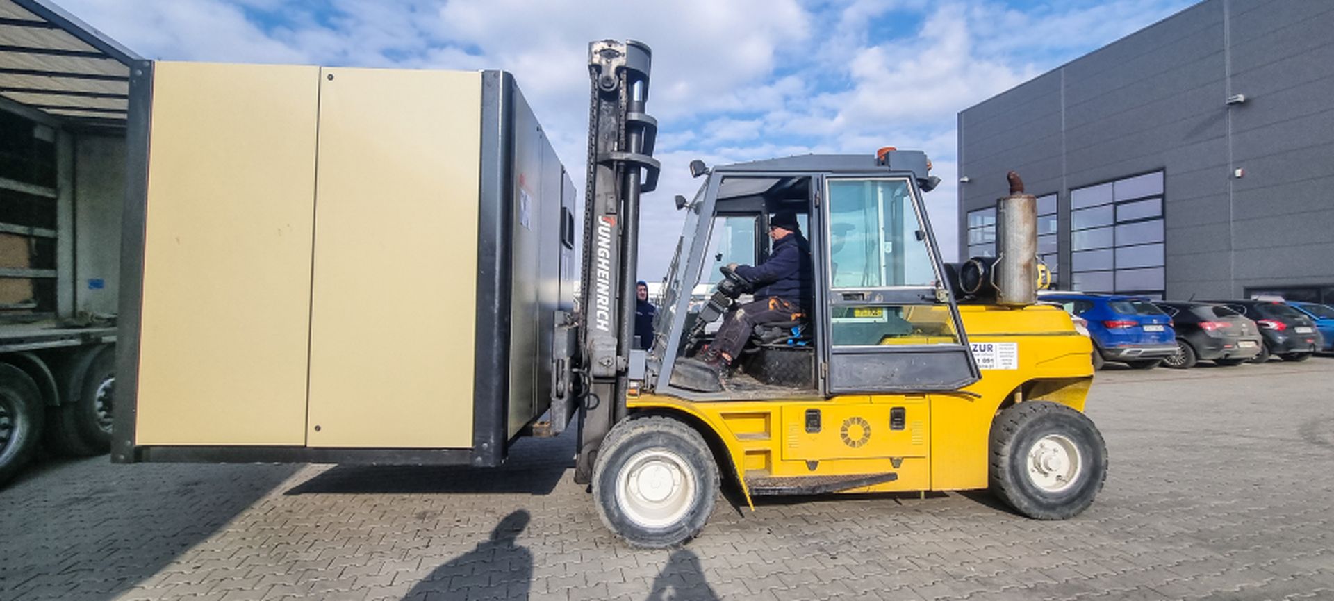 wozki widlowe krakow mazur zaladunek rozladunek wozkiem widlowym ciezkich maszyn urzadzen relokacje relokacja maszyn transport przenoszenie fabryk -4