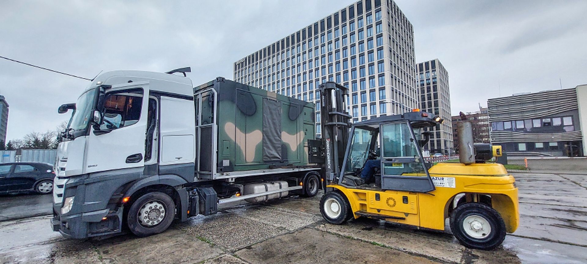 zaladunek ciezkich maszyn wozkiem widlowym krakow mazur rozladunek relokacje sprzetu -8