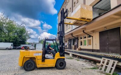 Wózki widłowe Kraków Małopolska Wynajem Usługi Załadunki Rozładunki Relokacje Wózek widłowy wysokiego podnoszenia