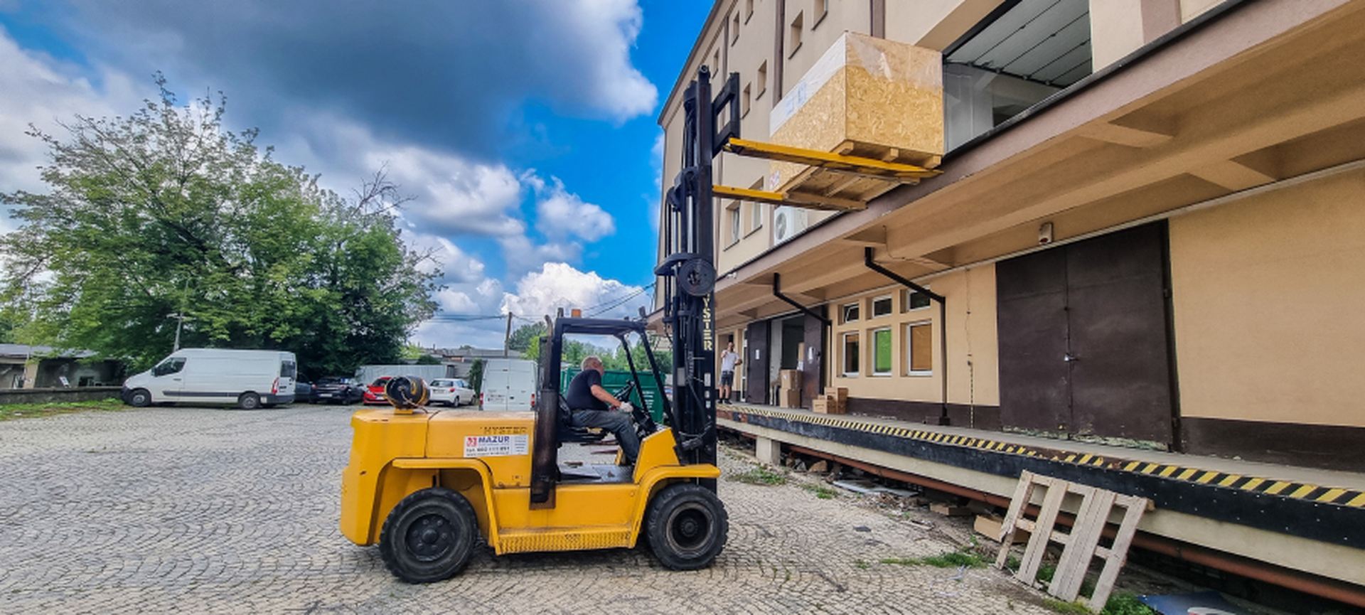 mazur wozek widlowy krakow relokacje przenoszenie przestawianie rozladowywanie maszyn urzadzen ciezkich uslugi wozkami widlowymi wynajem wozka widlowego -2